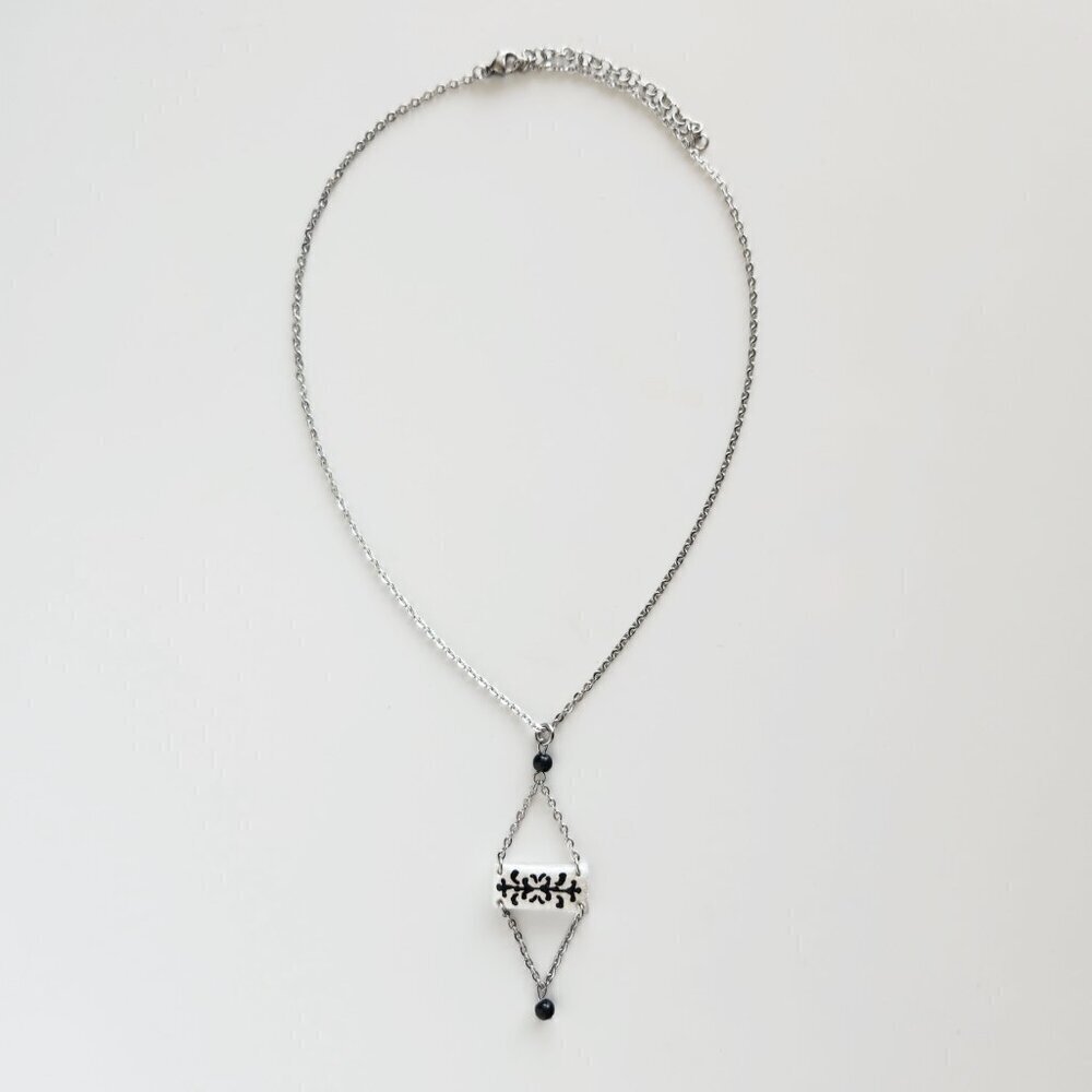Iridescent Victorian Gothic obsidian necklace with a small silver chain - Picture 7 of 13